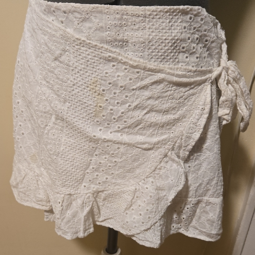 Elegant White Lace Mini Skirt